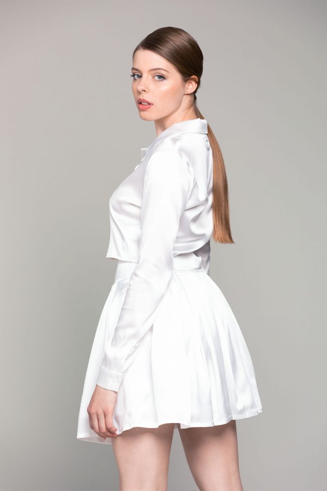 Model in weißem Outfit Rückenansicht Fotoshootings