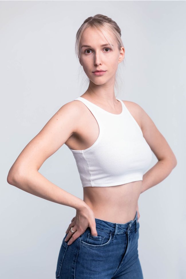 Blondes Model - weißes Shirt