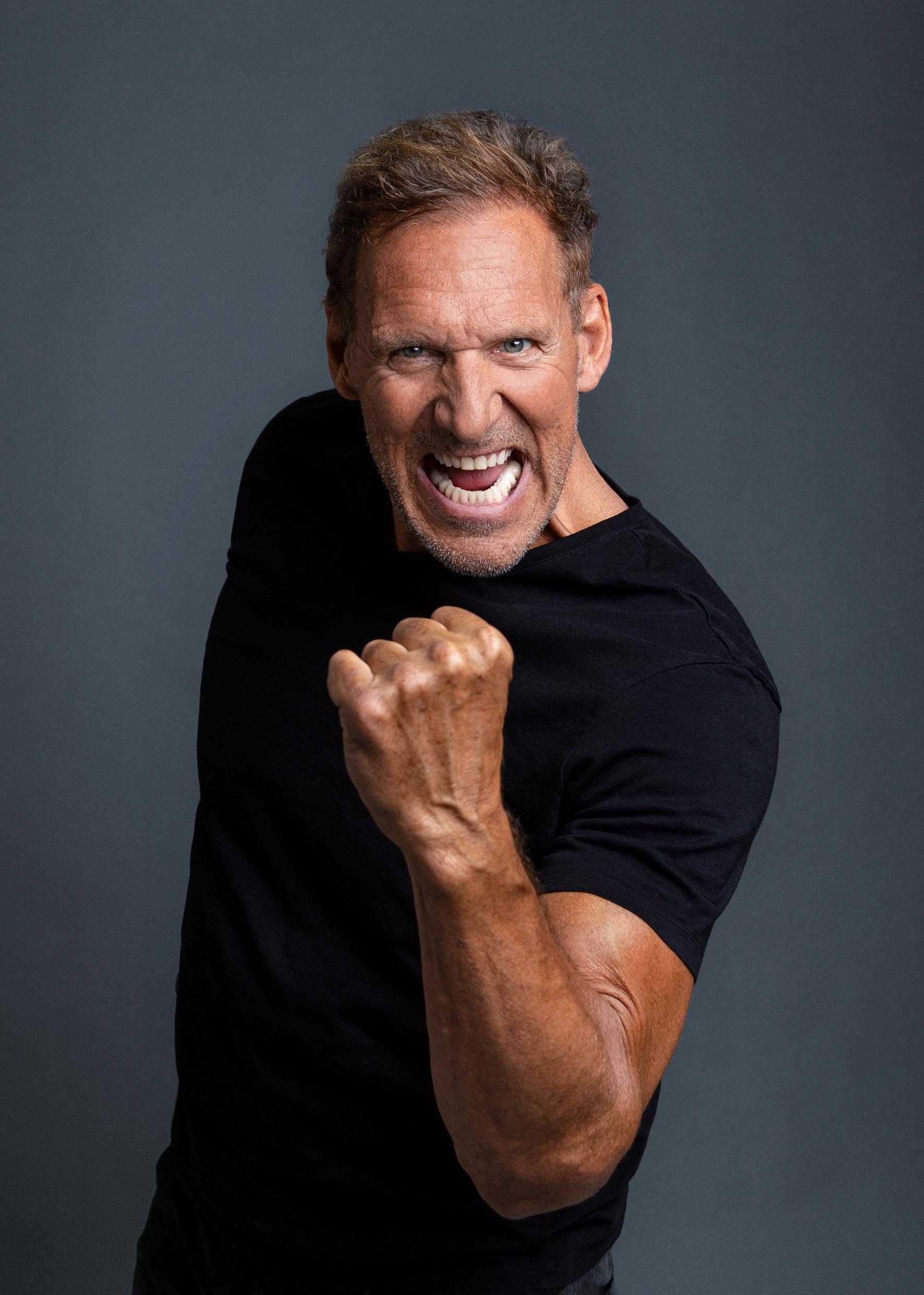 Ralf Möller mit geballter Faust im Fotostudio Helle Kammer Köln