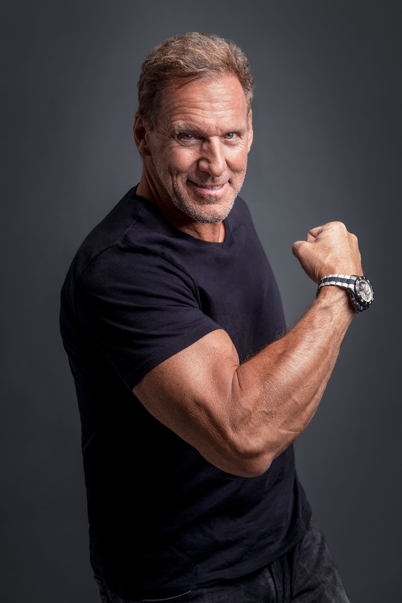Ralf Möller zeigt seinen Bizeps im Fotostudio Helle Kammer Köln