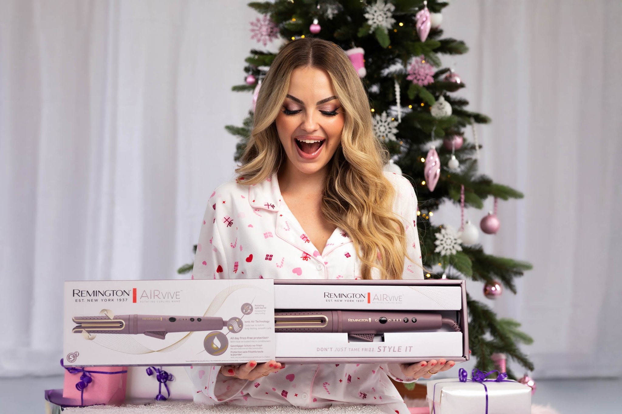 xLaeta mit Remington-Styler vor dem Weihnachtsbaum im Fotostudio Helle Kammer Köln